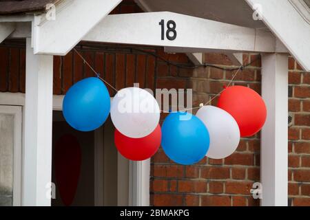 Merton Park, London, Großbritannien. Mai 2020. Anwohner stellten in den Wohnstraßen rund um den Merton Park Ammer und Ballons auf, um den 75. Jahrestag des VE Day zu feiern, der durch die aktuelle Sperrung des Coronavirus beschnitten wurde. Quelle: Malcolm Park/Alamy Live News. Stockfoto