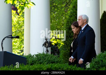 Der Vizepräsident der Vereinigten Staaten Mike Pence und Second Lady Karen Pence kommen am Donnerstag, den 7. Mai 2020 zum Nationalen Gebetstag im Weißen Haus in Washington, DC, USA, an. Quelle: Stefani Reynolds/CNP/MediaPunch Stockfoto