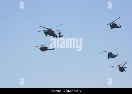 Serie 102 von 165 fünf Hubschrauber fliegen am Tag der Streitkräfte Santander Spanien auf niedriger Ebene vorbei Stockfoto