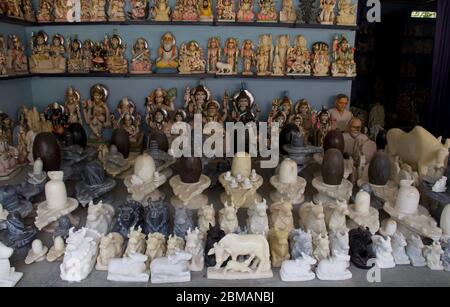 Jabalpur, Madhya Pradesh/Indien : 29. Januar 2020 - Marmorstatuen des hinduistischen gottes und der Göttin Stockfoto