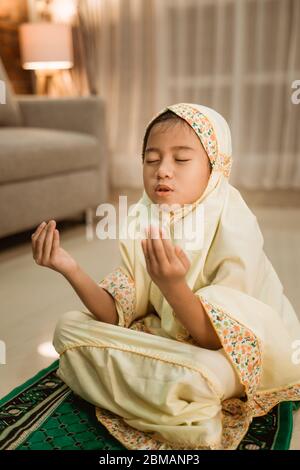 asiatische Kind muslim beten von ihr selbst zu Hause Stockfoto