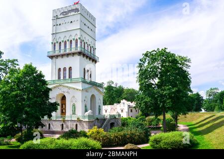 St. Petersburg, Russland, Sommer 2019: Zarskoje Selo, Puschkin, Alexander Park, Architekturkomplex Weißer Turm im Stil einer Ritterburg Stockfoto