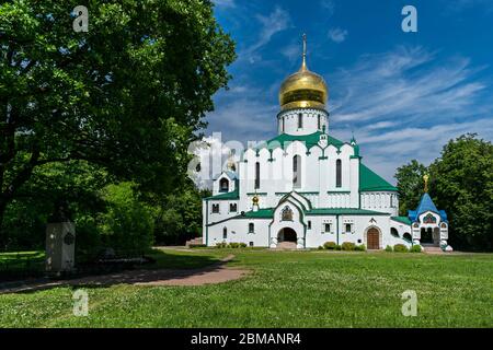 St. Petersburg, Russland, Sommer 2019: Zarskoje Selo, Puschkin, Alexander Park. Fedorowski Kathedrale und das Denkmal Kaiser Nikolaus II auf der Haupt f Stockfoto