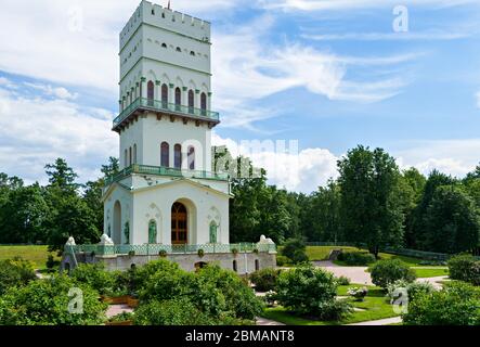 St. Petersburg, Russland, Sommer 2019: Zarskoje Selo, Puschkin, Alexander Park, Architekturkomplex Weißer Turm im Stil einer Ritterburg Stockfoto