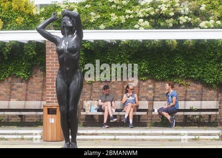 London, Großbritannien. Mai 2020. Die Londoner gehen an einem warmen Feiertag entlang des Chelsea Embankment auf die Straßen. Kredit: Brian Minkoff/Alamy Live News Stockfoto
