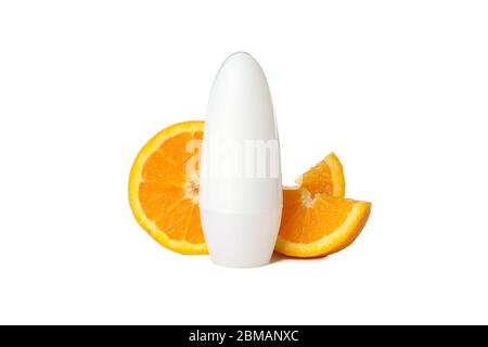 Body Deodorants Roll-on und orange Scheiben isoliert auf weißem Hintergrund Stockfoto