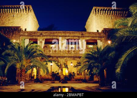 Der Parador, Blick auf die Nacht. Jarandilla de la Vera, Provinz Caceres, Extremadura, Spanien. Stockfoto