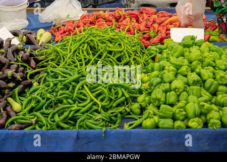 Frische rote und grüne Paprika auf dem Gemüsemarkt Stockfoto