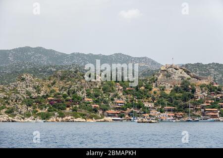 Kalekoy Dorf mit Steinhäusern und Burg auf dem Hügel in der Uchagiz Bucht in der Türkei in der Nähe versunkenen Stadt Kekova Stockfoto