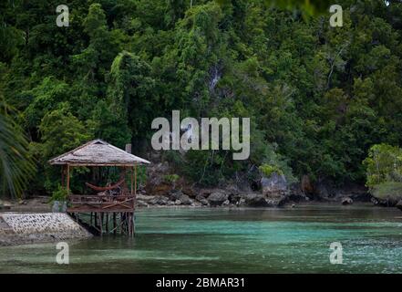 Holzbungalow in wilden dichten Dschungel Wald in der Nähe abgelegene blaue Lagune schöne tropische Insel Stockfoto