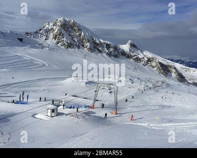 Kaprun, Österreich: Kitzsteinhorn Gletscher in der Wintersaison Skilifte und Snowboard Funpark Stockfoto