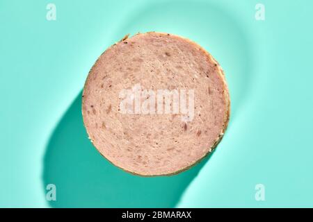 Dänische Fleischwurst ('frikadellepølse'), in Scheiben geschnitten Stockfoto