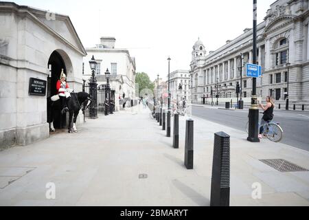 London, Großbritannien. Mai 2020. Tag 46 der Lockdown, in London, der mit den Feierlichkeiten zum 75. Jahrestag des VE Day zusammenfällt. Eine sehr ruhige Aussicht vor dem Horse Guards Museum entlang Whitehall. Aufgrund der Blockade des Landes müssen viele Feiern in den Häusern und Vorgärten der Menschen stattfinden, während sie sich sozial von anderen fernhalten. Kredit: Paul Marriott/Alamy Live News Stockfoto