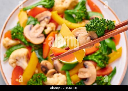 Pad Pak Ruam oder Veg Thai Stir-Fried Gemüse Nahaufnahme Textur. Pad Pak ist thailand Küche vegetarisches Gericht mit Mischung aus Gemüse und Saucen. Thailändisches F Stockfoto