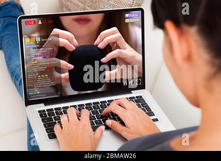 Streaming von Live-ASMR-Videos auf einem Laptop Stockfoto