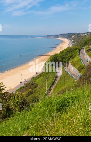 Bournemouth, Dorset, Großbritannien. Mai 2020. UK Wetter: Schöner warmer sonniger Tag mit steigenden Temperaturen am Feiertag Freitag, der VE Tag 75. Jahrestag markiert. Die Strände sind hauptsächlich verlassen, und die Leute nehmen ihre zulässige Bewegung am Meer, die meisten halten sich an die Coronavirus Richtlinien, da Besucher geraten werden, weg zu bleiben und zu Hause zu bleiben. Quelle: Carolyn Jenkins/Alamy Live News Stockfoto