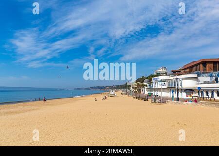 Bournemouth, Dorset, Großbritannien. Mai 2020. UK Wetter: Schöner warmer sonniger Tag mit steigenden Temperaturen am Feiertag Freitag, der VE Tag 75. Jahrestag markiert. Die Strände sind hauptsächlich verlassen, und die Leute nehmen ihre zulässige Bewegung am Meer, die meisten halten sich an die Coronavirus Richtlinien, da Besucher geraten werden, weg zu bleiben und zu Hause zu bleiben. Quelle: Carolyn Jenkins/Alamy Live News Stockfoto