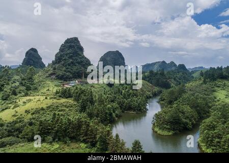 Luftaufnahme der Karstberge und Reisfelder Stockfoto