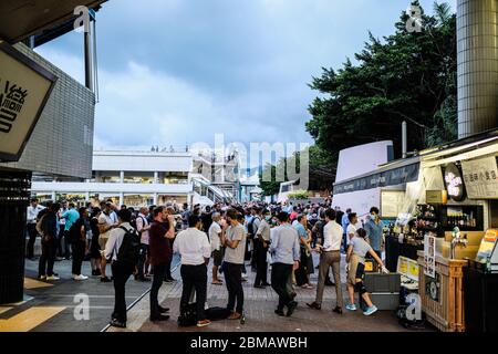 Hongkong, China. Mai 2020. Die Leute versammeln sich und hängen auf der Außenterrasse. Hongkong, um einige Orte wie Kino, Bar nach einem Monat lang Coronavirus Abschaltung wieder zu öffnen. Kredit: Keith Tsuji/ZUMA Wire/Alamy Live News Stockfoto