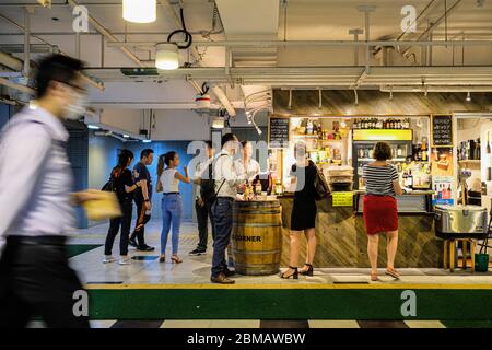 Hongkong, China. Mai 2020. Die Leute versammeln sich und hängen auf der Außenterrasse. Hongkong, um einige Orte wie Kino, Bar nach einem Monat lang Coronavirus Abschaltung wieder zu öffnen. Kredit: Keith Tsuji/ZUMA Wire/Alamy Live News Stockfoto