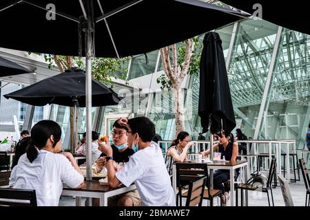 Hongkong, China. Mai 2020. Die Leute versammeln sich und hängen auf der Außenterrasse. Hongkong, um einige Orte wie Kino, Bar nach einem Monat lang Coronavirus Abschaltung wieder zu öffnen. Kredit: Keith Tsuji/ZUMA Wire/Alamy Live News Stockfoto