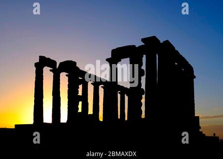 Silhouette der Ruinen des Tempels von Poseidon am Kap Sounion, Attika Halbinsel, Griechenland Stockfoto