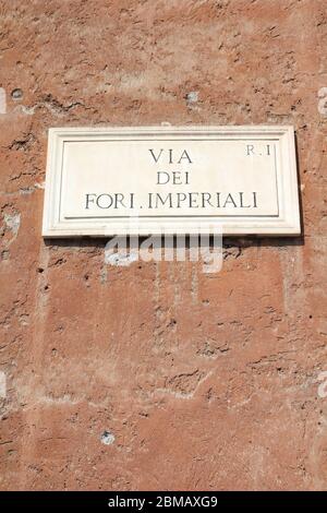 Via dei Fori Imperiali - straßenschild in Rom, Italien. Bezirk Monti. Stockfoto