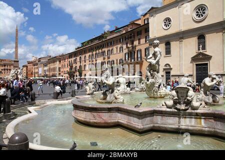 ROM - MAI 13: Touristen besuchen die Piazza Navona am 13. Mai 2010 in Rom, Italien. Laut Euromonitor ist Rom die 3. Meistbesuchte Stadt in Europa (5.5 Stockfoto
