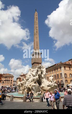 ROM - MAI 13: Touristen besuchen die Piazza Navona am 13. Mai 2010 in Rom, Italien. Laut Euromonitor ist Rom die 3. Meistbesuchte Stadt in Europa (5.5 Stockfoto
