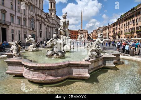 ROM - MAI 13: Touristen besuchen die Piazza Navona am 13. Mai 2010 in Rom, Italien. Laut Euromonitor ist Rom die 3. Meistbesuchte Stadt in Europa (5.5 Stockfoto