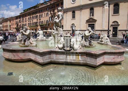 ROM - MAI 13: Touristen besuchen die Piazza Navona am 13. Mai 2010 in Rom, Italien. Laut Euromonitor ist Rom die 3. Meistbesuchte Stadt in Europa (5.5 Stockfoto