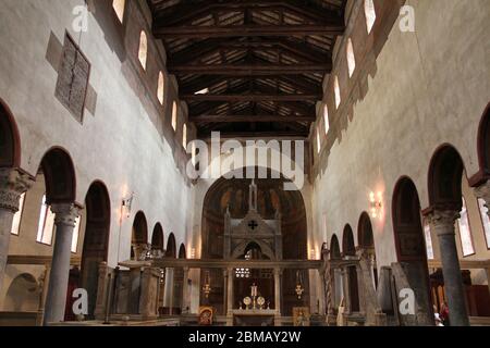 ROM - MAI 11: Innenraum der berühmten Basilika Santa Maria in Cosmedin am 11. Mai 2010 in Rom, Italien. Die berühmte Kirche stammt aus dem 8. Jahrhundert und c Stockfoto