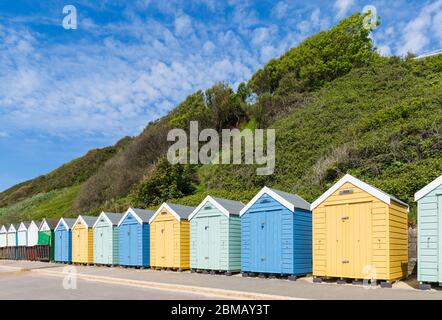 Bournemouth, Dorset, Großbritannien. Mai 2020. UK Wetter: Schöner warmer sonniger Tag mit steigenden Temperaturen am Feiertag Freitag, der VE Tag 75. Jahrestag markiert. Die Strände sind hauptsächlich verlassen, und die Leute nehmen ihre zulässige Bewegung am Meer, die meisten halten sich an die Coronavirus Richtlinien, da Besucher geraten werden, weg zu bleiben und zu Hause zu bleiben. Quelle: Carolyn Jenkins/Alamy Live News Stockfoto