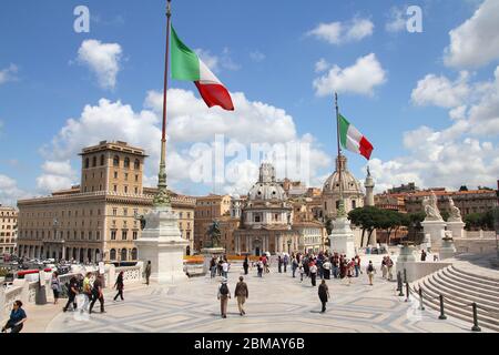 ROM - MAI 13: Touristen in Vittoriano am 13. Mai 2010 in Rom, Italien. Piazza Navona ist ein beliebtes Ziel in Rom, die 3. Meistbesuchte Stadt in EUR Stockfoto