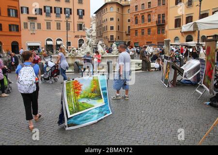 Rom - 13. Mai: Touristen auf der Piazza Navona am 13. Mai 2010 in Rom, Italien. Die Piazza Navona ist ein beliebtes Ziel in Rom, die am meisten besuchte Stadt in der 3. Stockfoto