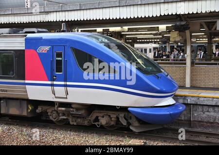 Kyoto, JAPAN - 18. APRIL 2012: Reisende steigen an Bord des Bahnhofs Kyoto in Kyoto, Japan. Es ist Japans zweitgrößter Bahnhof. Das Gebäude ist aus jüngster Zeit Stockfoto