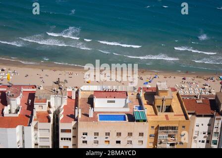 Postiguet Strand von oben mit vielen Menschen sonnen und Dachgarten Swimmingpool auf einem Gebäude Alicante Spanien Stockfoto