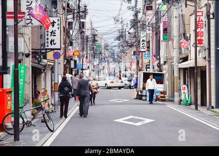 KYOTO, Japan - 14 April, 2012: die Menschen besuchen Gion in Kyoto, Japan. 13,413,600 ausländischen Touristen besucht Japan im Jahr 2014. Stockfoto