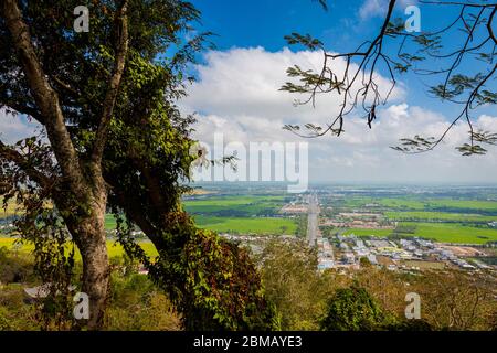 Landschaft von der Spitze des heiligen Sam Berg (Ba Chua Xu Tempel) im Herzen des Mekong Delta, Vietnam. Blick auf vietnamesische Reisfelder und Kambodscha Stockfoto