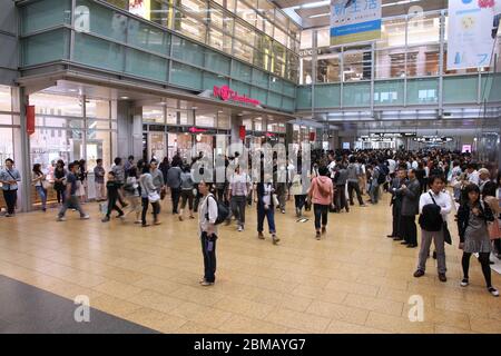 NAGOYA, Japan - 28. APRIL 2012: Reisende schnell am Bahnhof Nagoya in Japan. Es besteht seit 1886 und ist einer der größten Bahnhöfe der Welt durch f Stockfoto