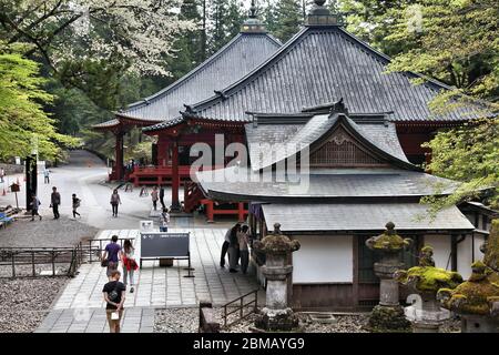 NIKKO, JAPAN - Mai 6, 2012: die Menschen besuchen Taiyuin Mausoleum von Rinnoji Tempel in Nikko, Japan. Es ist Teil einer Nikko UNESCO Weltkulturerbe, einer der Stockfoto