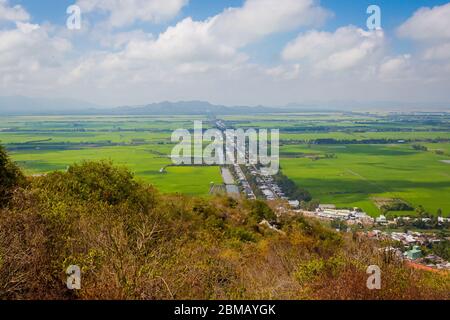 Landschaft von der Spitze des heiligen Sam Berg (Ba Chua Xu Tempel) im Herzen des Mekong Delta, Vietnam. Blick auf vietnamesische Reisfelder und Kambodscha Stockfoto