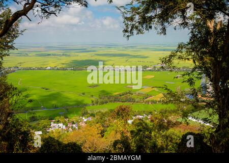 Landschaft von der Spitze des heiligen Sam Berg (Ba Chua Xu Tempel) im Herzen des Mekong Delta, Vietnam. Blick auf vietnamesische Reisfelder und Kambodscha Stockfoto