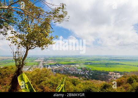 Landschaft von der Spitze des heiligen Sam Berg (Ba Chua Xu Tempel) im Herzen des Mekong Delta, Vietnam. Blick auf vietnamesische Reisfelder und Kambodscha Stockfoto