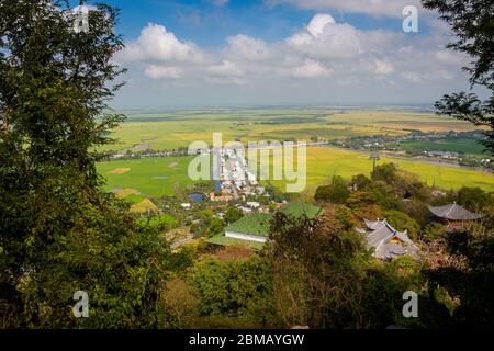 Landschaft von der Spitze des heiligen Sam Berg (Ba Chua Xu Tempel) im Herzen des Mekong Delta, Vietnam. Blick auf vietnamesische Reisfelder und Kambodscha Stockfoto