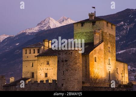 MONTAÑAS INVIERNO PARQUE NACIONAL GRAN PARADISO VALLE DE AOSTA ALPES ITALIA. SAINT-PIERRE.CASTILLO SARIOD DE LA TOUR Stockfoto