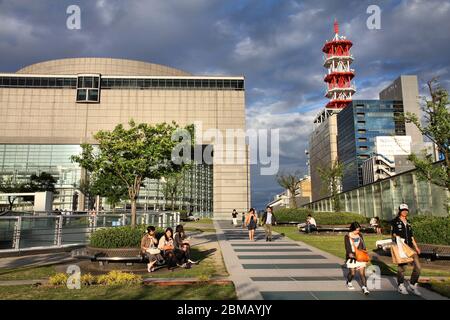 Nagoya, JAPAN - 3. MAI 2012: Die Menschen besuchen einen Park in der Innenstadt von Nagoya, Japan. Mit knapp 9 Millionen Menschen ist Nagoya die drittgrößte Metropolregion i Stockfoto
