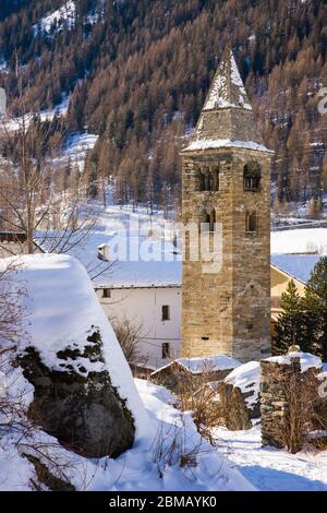 MONTAÑAS INVIERNO PARQUE NACIONAL GRAN PARADISO VALSAVARENCHE VALLE DE AOSTA ALPES ITALIA. DEGIOZ. VISTA DEL CAMPANARIO Stockfoto