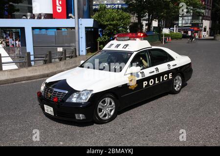 TOKIO, JAPAN - 11. MAI 2012: Polizeiwagen in Shibuya Ward, Tokio. In Japan gibt es etwa 289.000 Polizisten. Stockfoto