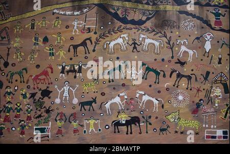 Indische Tribal Painting oder Warli Painting bei Manav Sangrahalaya Stockfoto